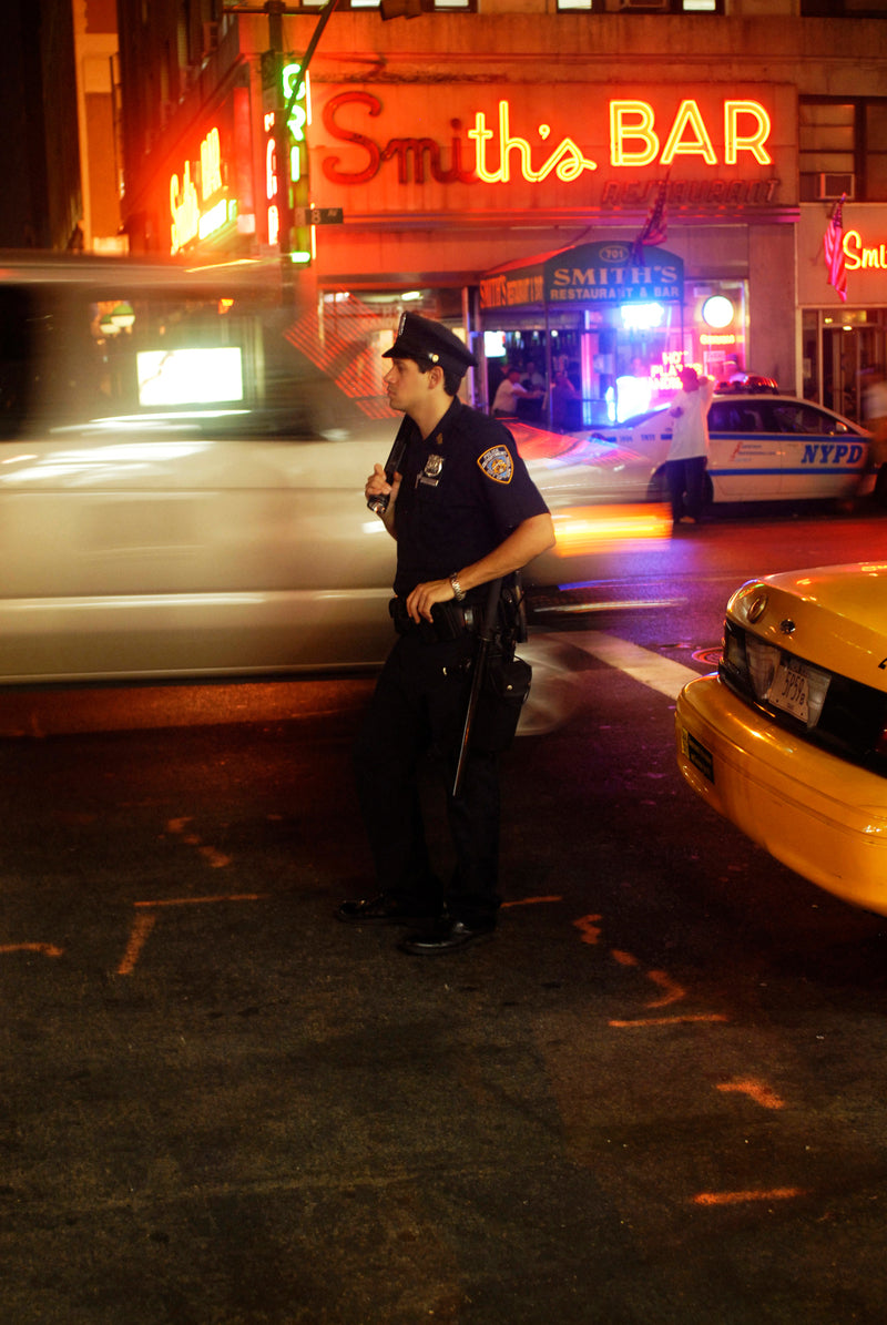 NYC Hell’s Kitchen 02 Smith‘s BAR Policeman